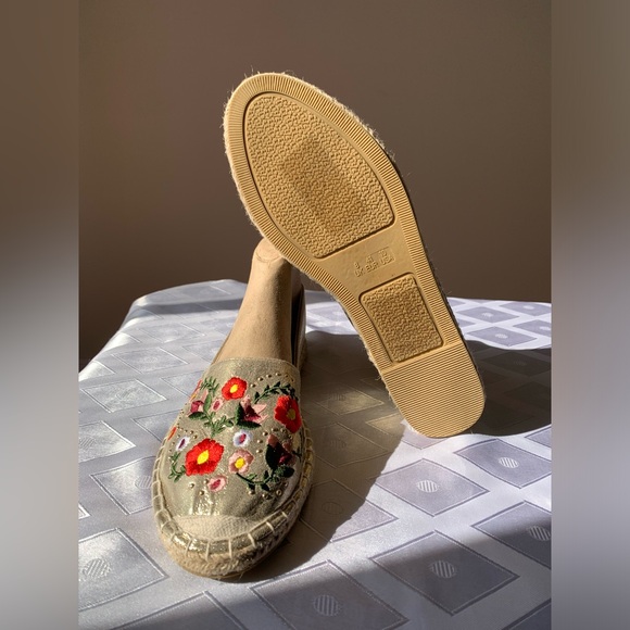 Stunning Gold Fabric Flats with Embroidered Design SIZE 10 Women's Espadrilles - Picture 7 of 12